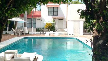 Piscine extérieure, parasols de plage