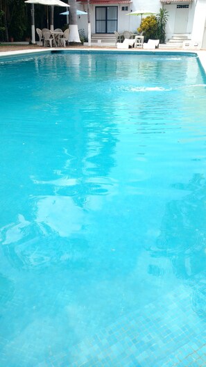 Outdoor pool, pool umbrellas - Hotel Olinalá Diamante (Acapulco)