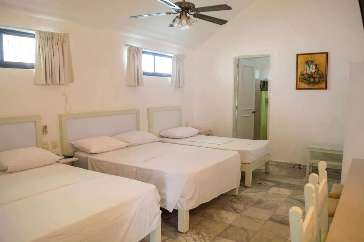 Habitación familiar (5 pax) | Cortinas blackout, tabla de planchar con plancha y wifi gratis