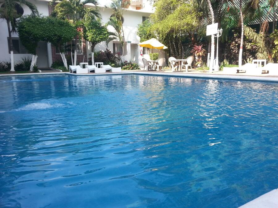 Una piscina al aire libre, sombrillas