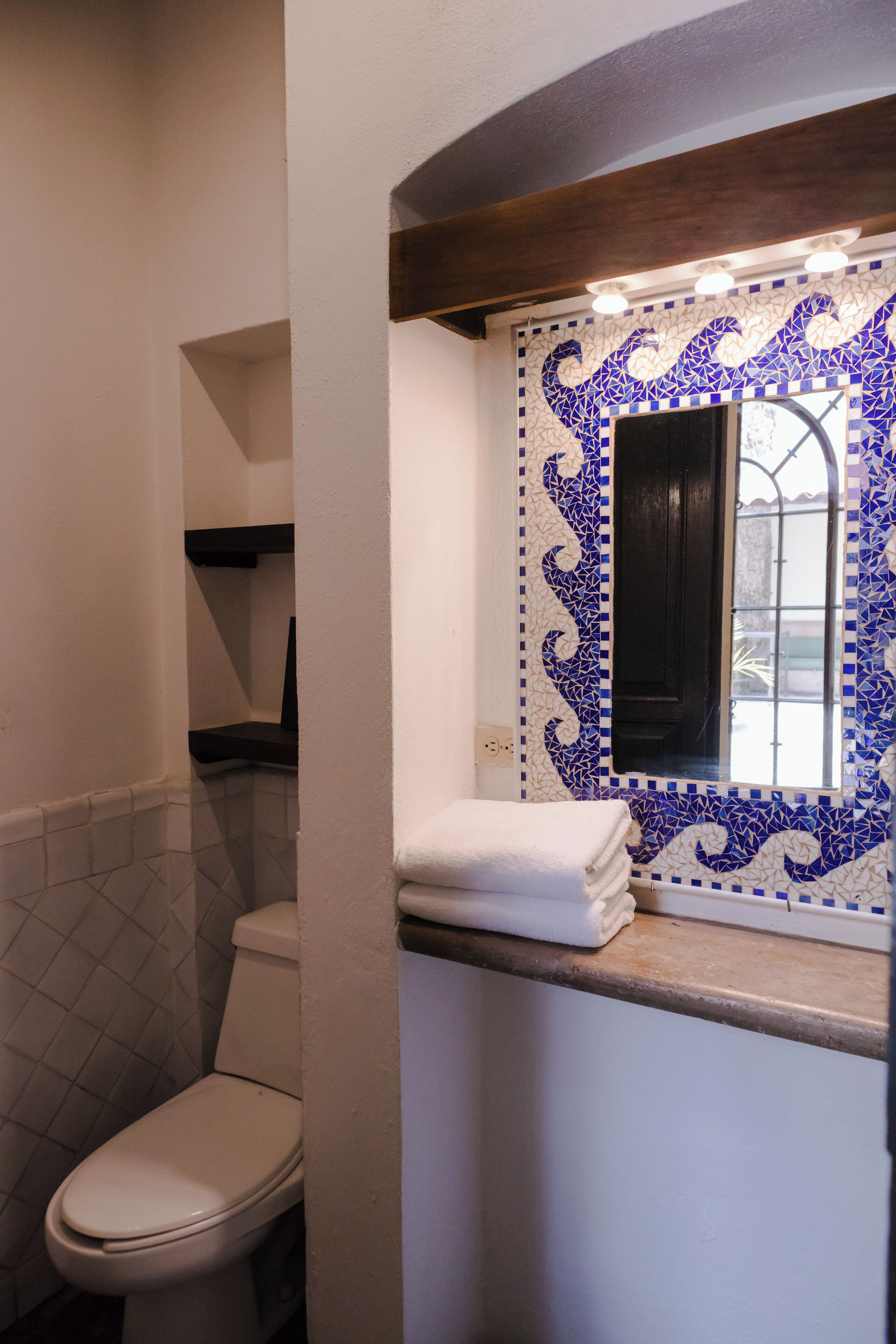 deluxe room | bathroom