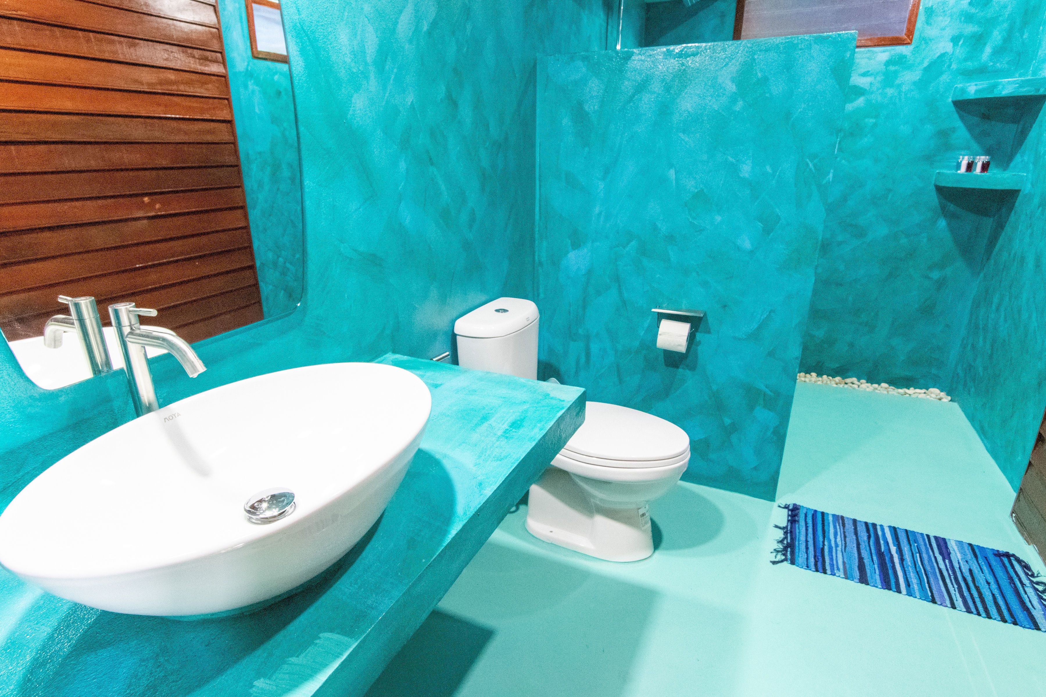 Ein Badezimmer mit Waschbecken, Toilette und Duschbereich.