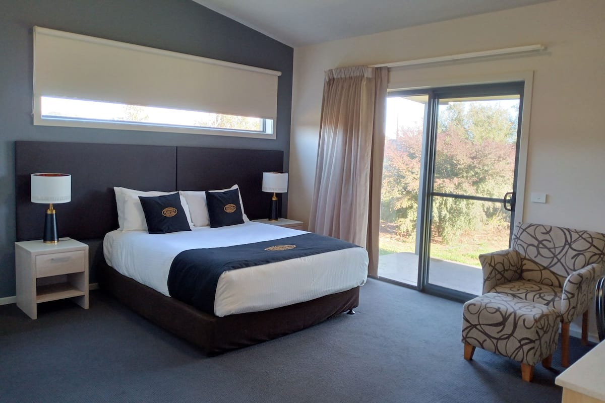 premium bedding, pillow-top beds, in-room safe, desk