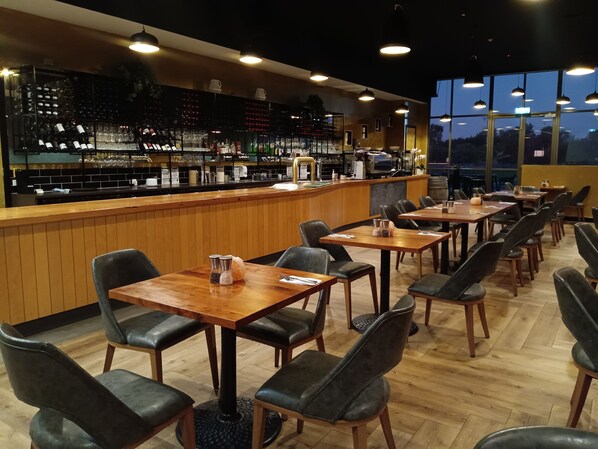 Dinner served, alfresco dining  - Quality Hotel Point Cook (Point Cook)