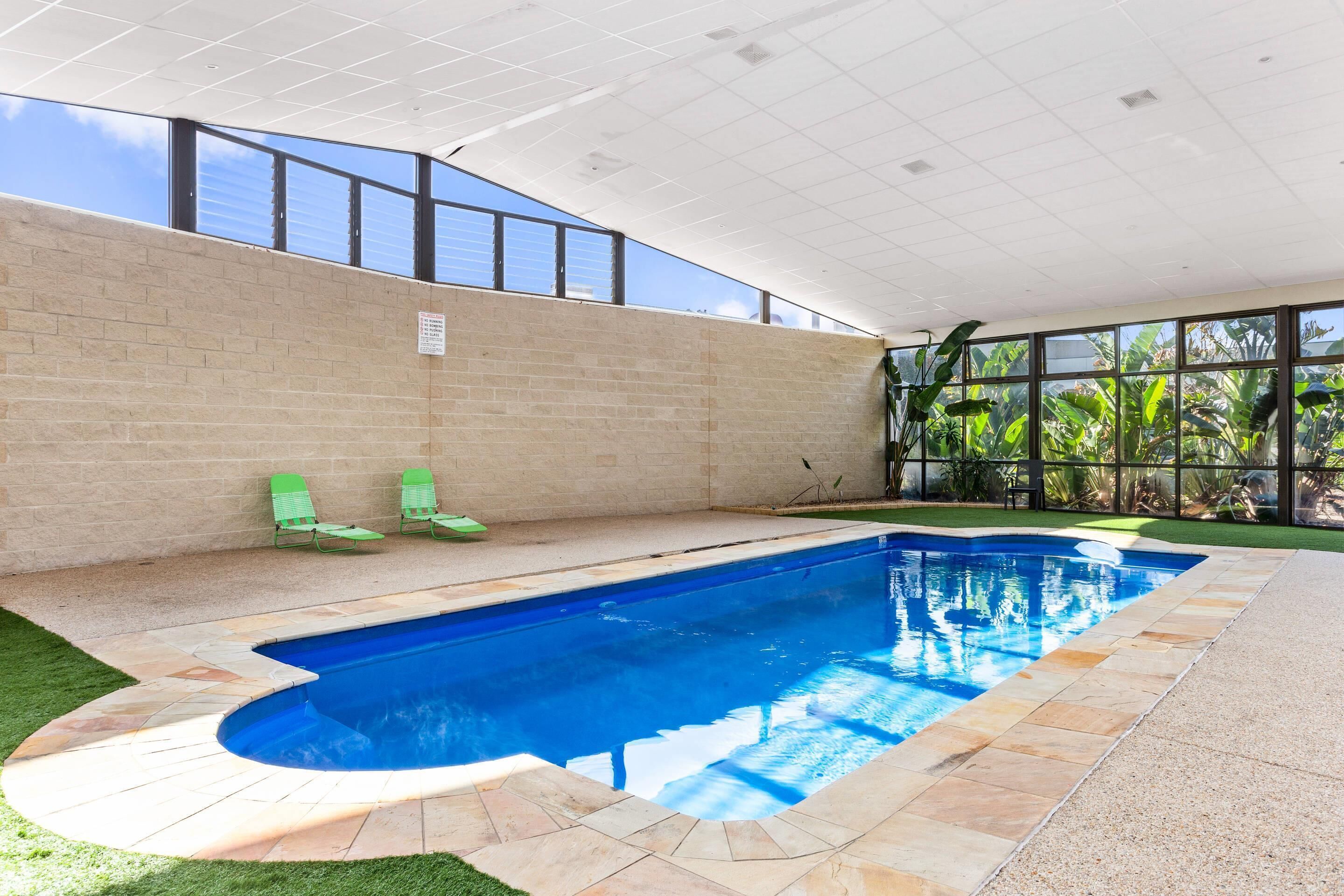 Una piscina cubierta