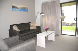 أغطية فراش متميزة وأسرّة بطبقة علوية مريحة وخزنة داخل الغرفة ومكتب