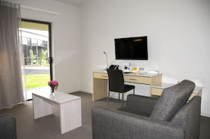 Premium bedding, pillowtop beds, in-room safe, desk - Quality Hotel Point Cook (Point Cook)