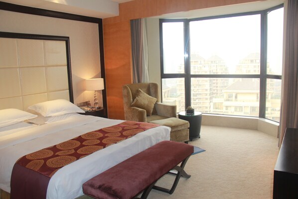 Suite, 1 King Bed, Smoking