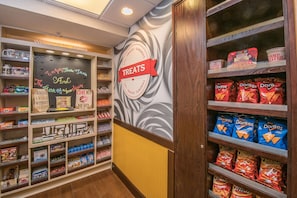 Snack bar - Hampton Inn & Suites Selma-San Antonio-Randolph AFB Texas (Selma)