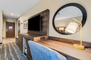 客房内保险箱、办公桌、遮光窗帘、熨斗/熨衣板