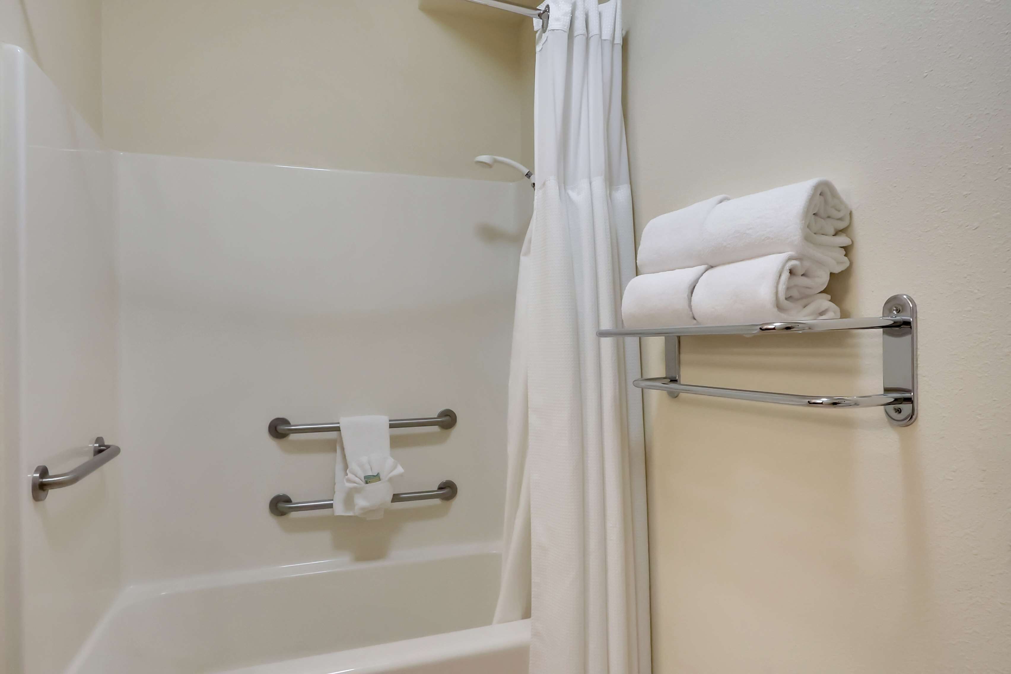 combined shower/bathtub, free toiletries, hair dryer, towels