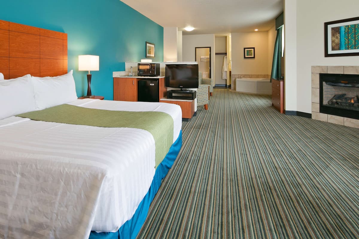 Suite, 1 King Bed, Non Smoking, Jetted Tub (with Sofabed) | Desk, blackout drapes, iron/ironing board, free cribs/infant beds