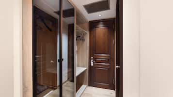 SUIT ROOM WITH BALCONY | Minibar, coffres-forts dans les chambres, bureau