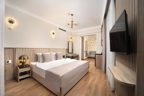 SUIT ROOM WITH BALCONY | Minibar, in-room safe, desk, laptop workspace - Atik Palace Hotel (Istanbul)