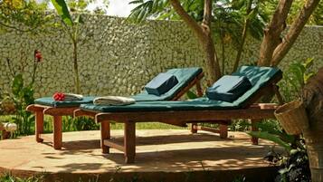 2 piscines extérieures, parasols de plage, chaises longues