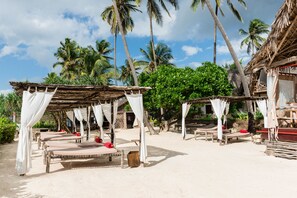 Am Strand, Liegestühle, Sonnenschirme, Strandtücher