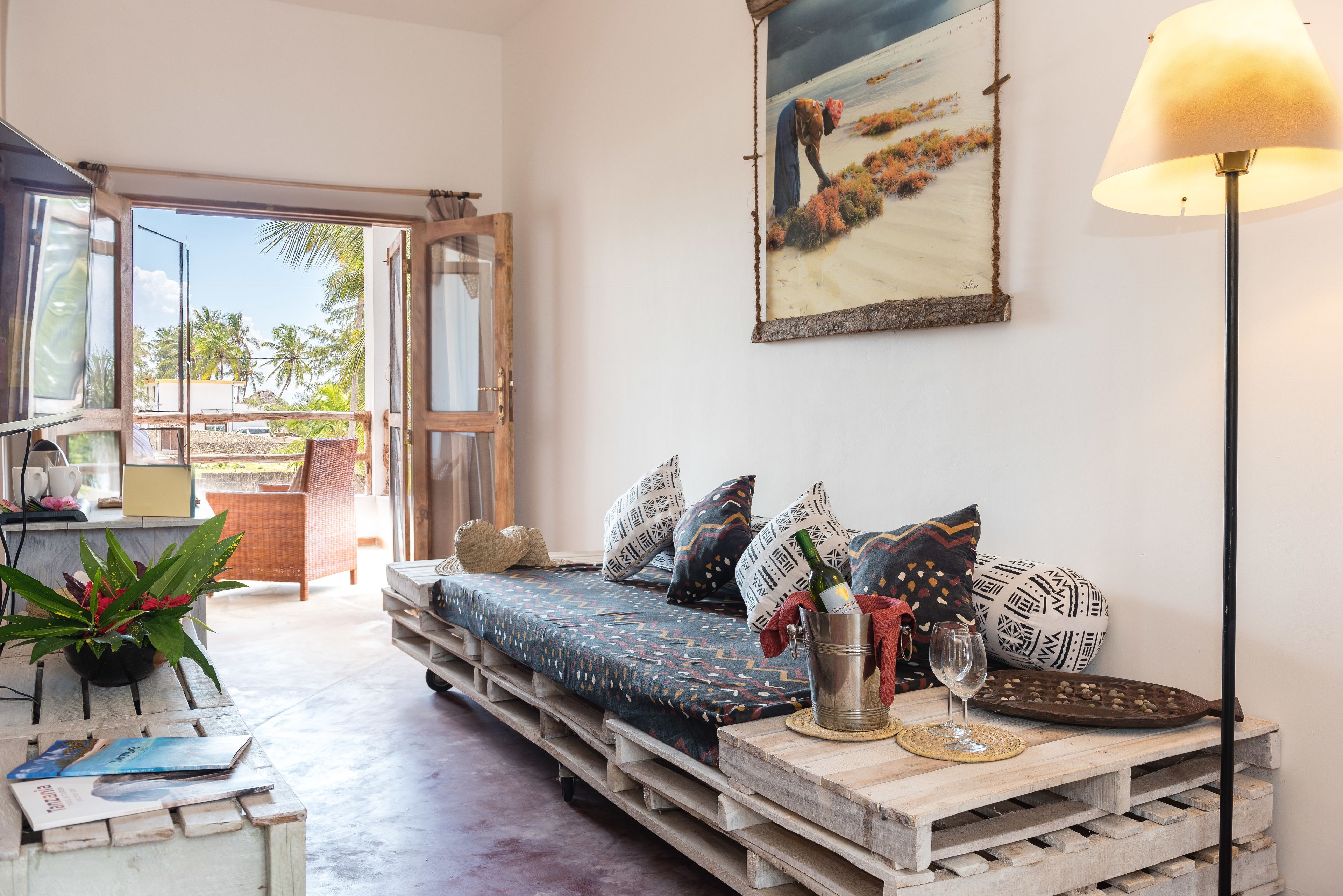 suite, garden view | living area