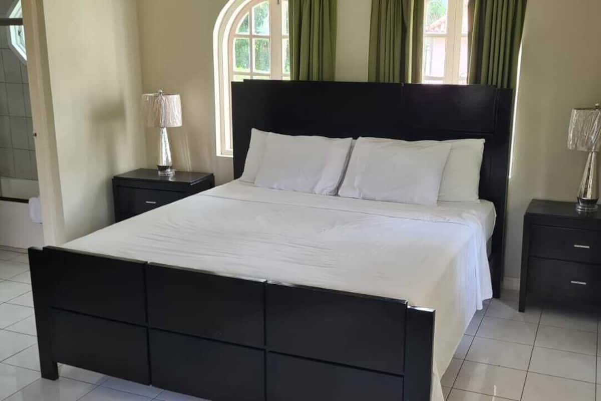 1 Schlafzimmer, hochwertige Bettwaren, Zimmersafe, individuell dekoriert