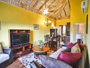 Suite King Room (Avocado) | Ropa de cama de alta calidad y caja de seguridad en la habitación 