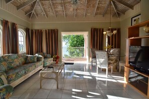 Suite | Living area | Flat-screen TV - Tropical Lagoon Resort (Port Antonio)