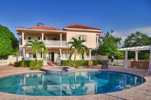 2 室外游泳池,池畔遮阳伞,日光浴躺椅