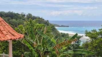 Privat strand, vit sandstrand, strandhanddukar och strandbarer