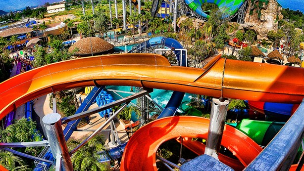 Un parque acuático con diversas toboganes y piscinas.