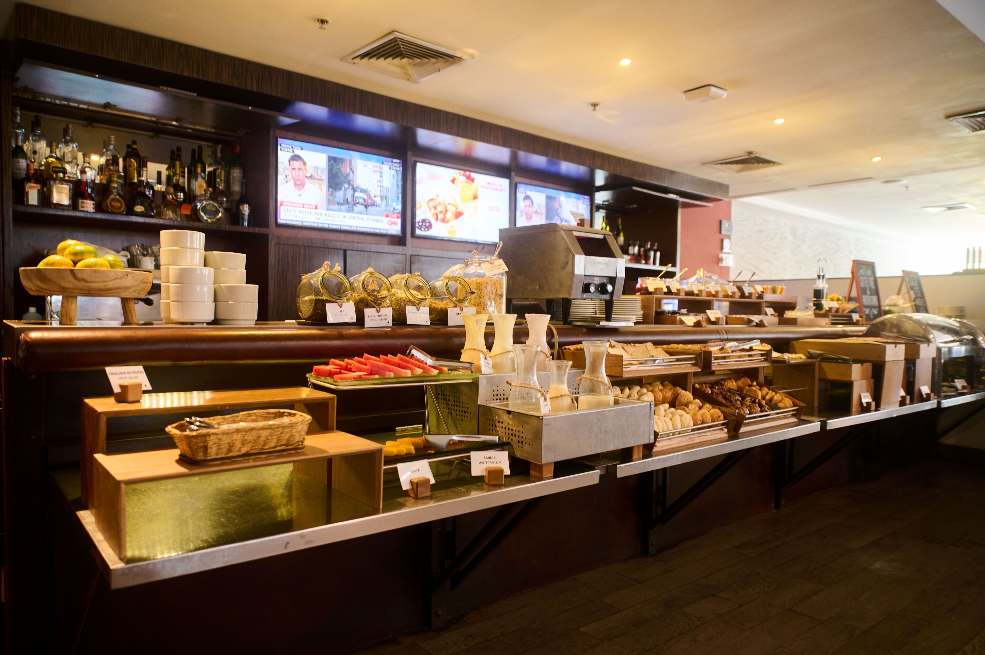 每日供應自助早餐 (每人 PEN58)