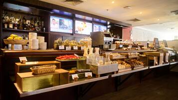 Se ofrece un desayuno bufé (58 PEN por persona)