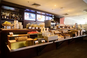 Desayuno buffet diario (PEN 58 por persona)