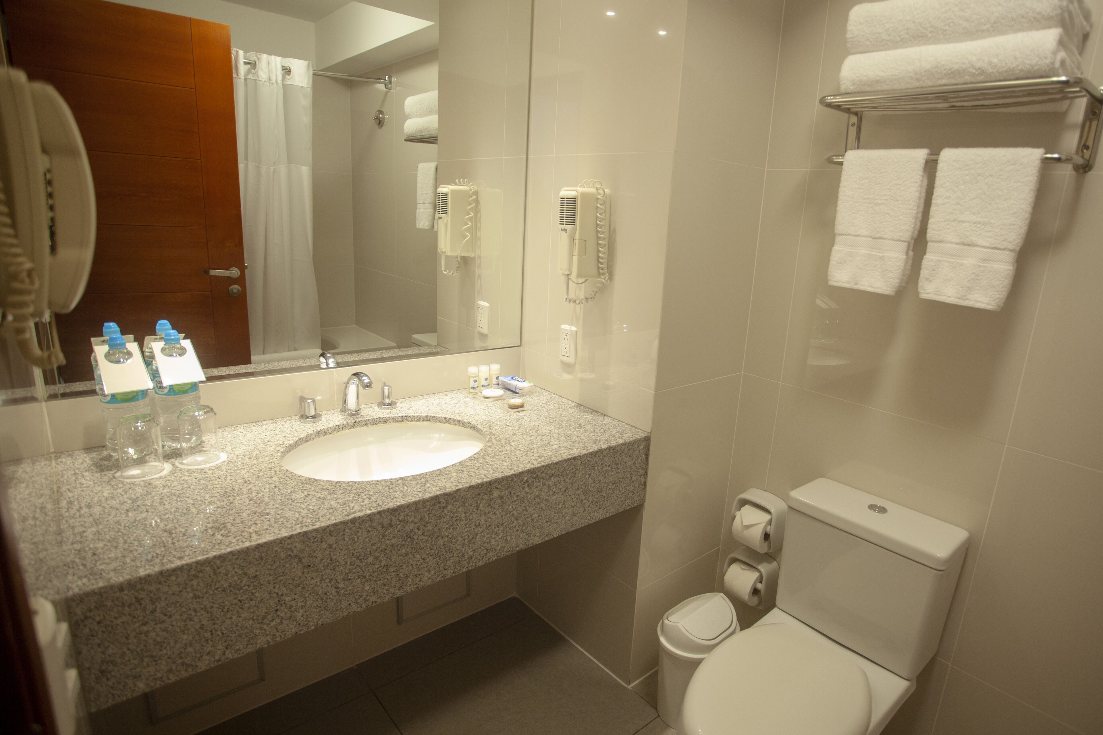 superior twin room | bathroom | combined shower/bathtub, free toiletries, hair dryer, towels