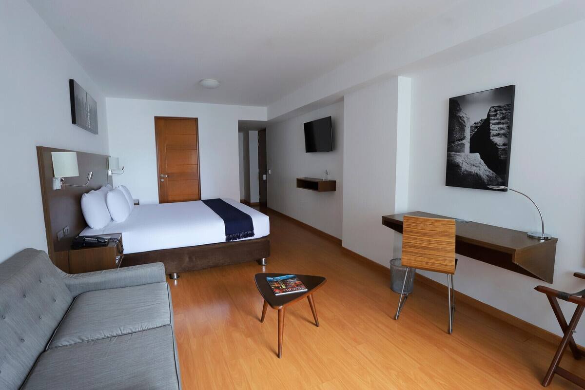 Minibar, caja de seguridad en la habitación y escritorio 