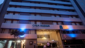 Un moderno edificio de hotel con el nombre