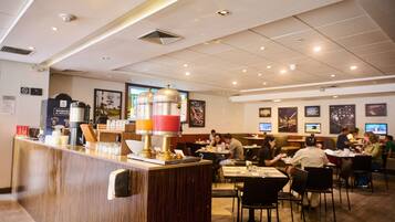 Daily buffet breakfast (PEN 58 per person)