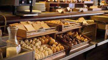 Daily buffet breakfast (PEN 58 per person)