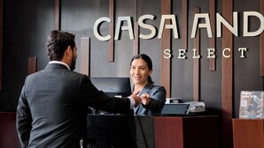 Un mostrador de recepción con un letrero que dice "CASA AND SELECT".
