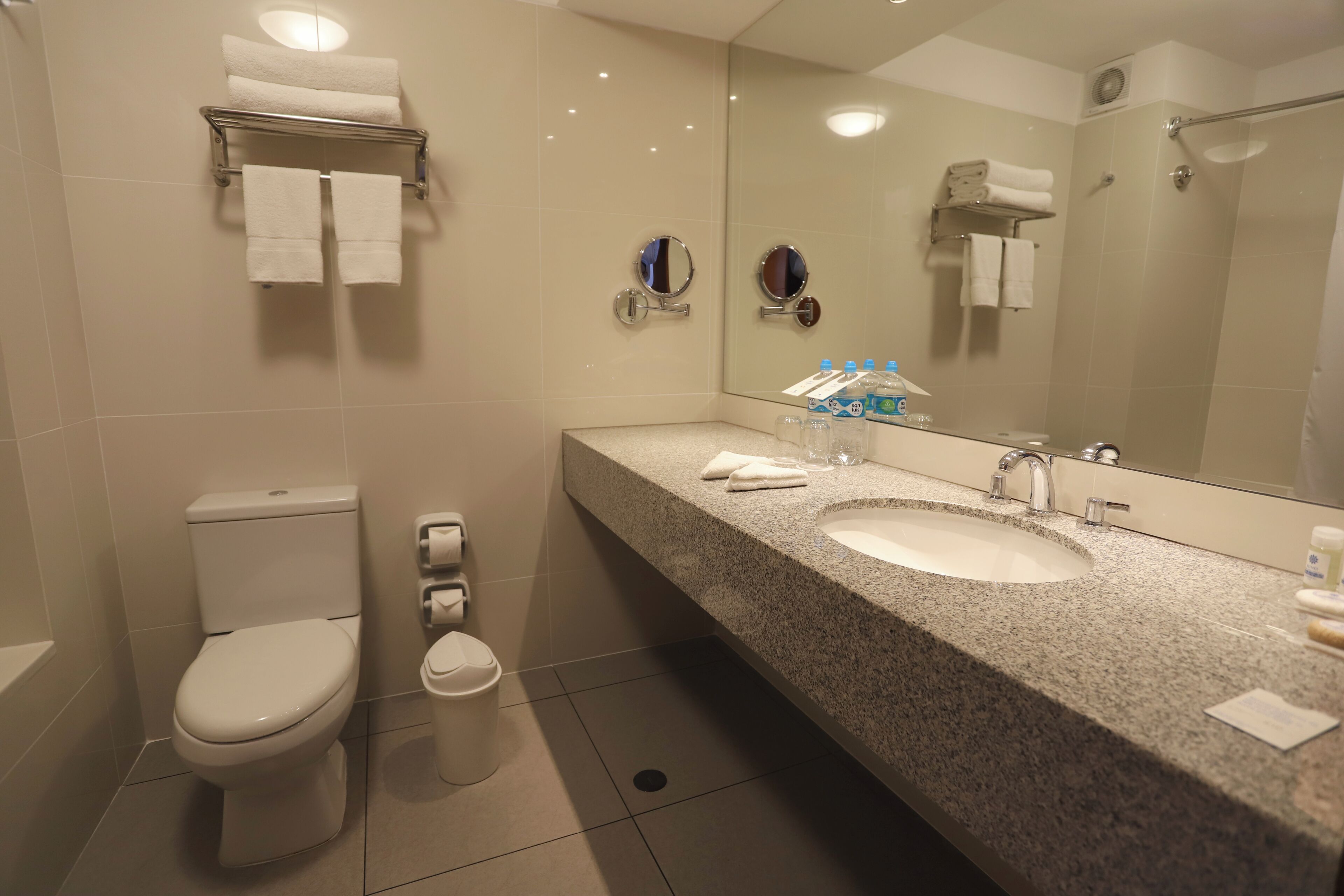 suite, 1 king bed | bathroom | combined shower/bathtub, free toiletries, hair dryer, towels