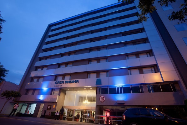 Fachada de la propiedad por la tarde o noche