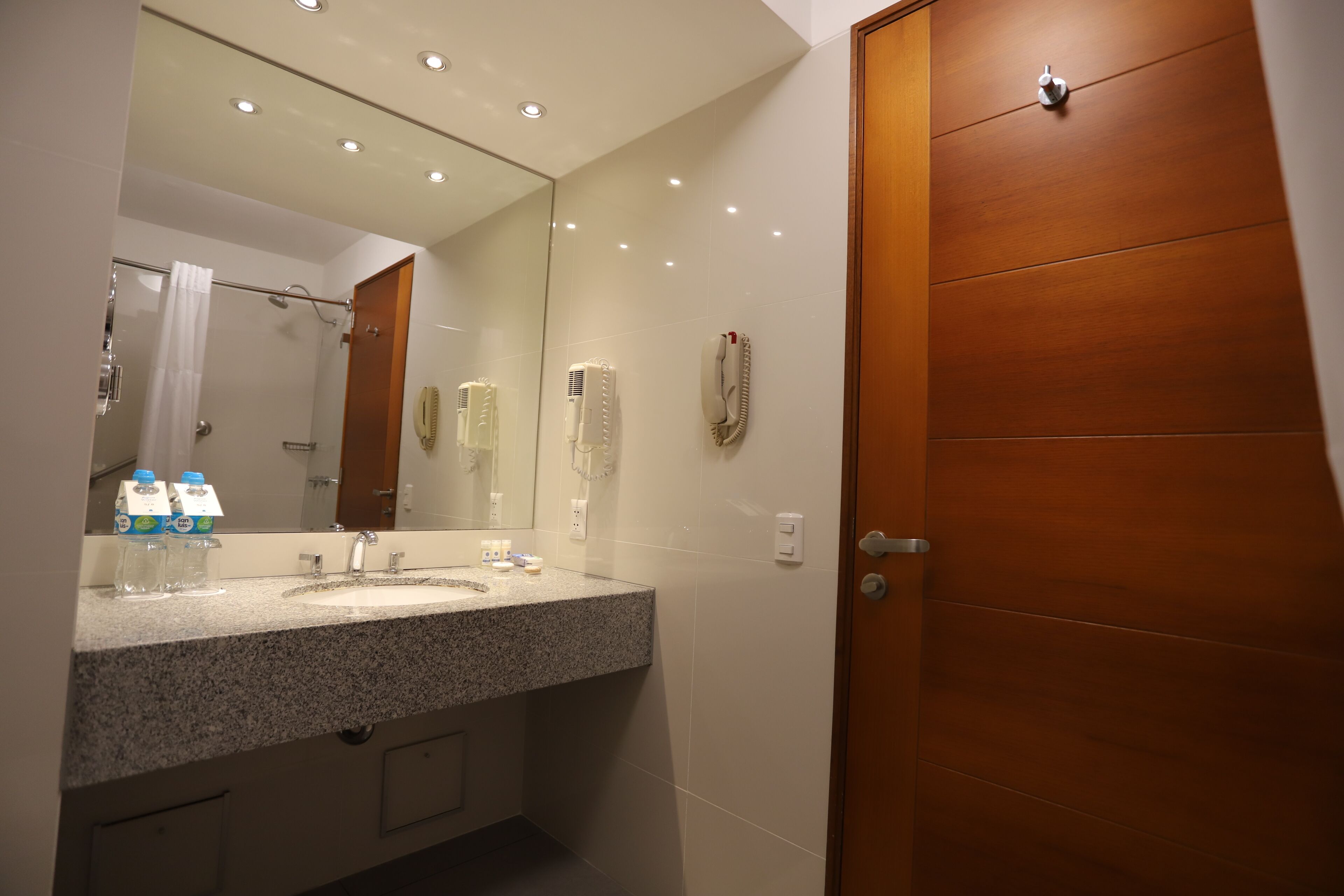 superior room, 1 queen bed | bathroom | combined shower/bathtub, free toiletries, hair dryer, towels