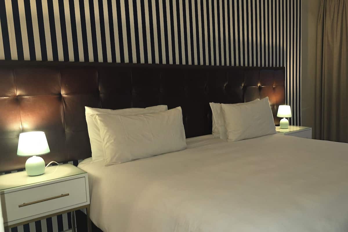 1 quarto, cofres nos quartos, individualmente decorados, escrivaninha