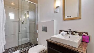 Suite familiar, 1 cama de matrimonio | Baño | Artículos de higiene personal gratuitos, toallas, jabón y champú