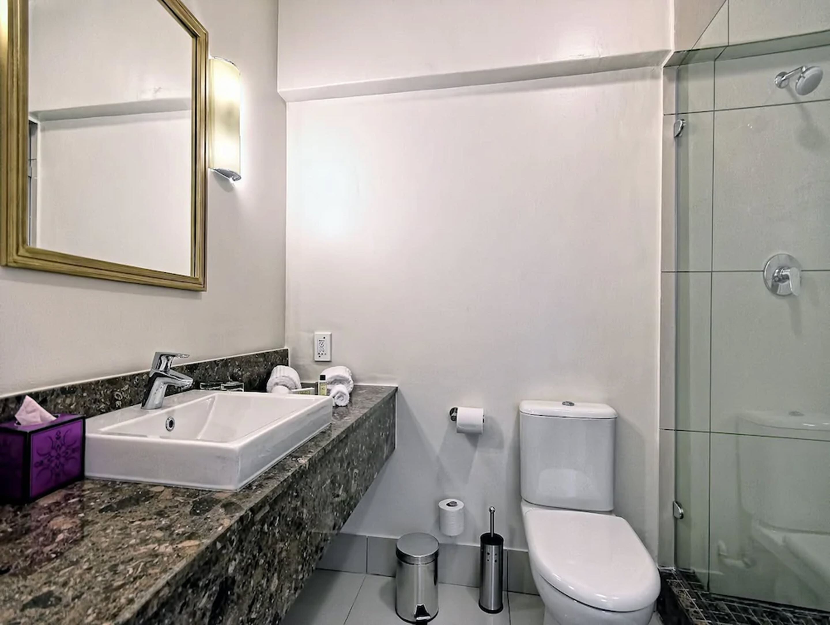 superior room | bathroom | free toiletries, towels