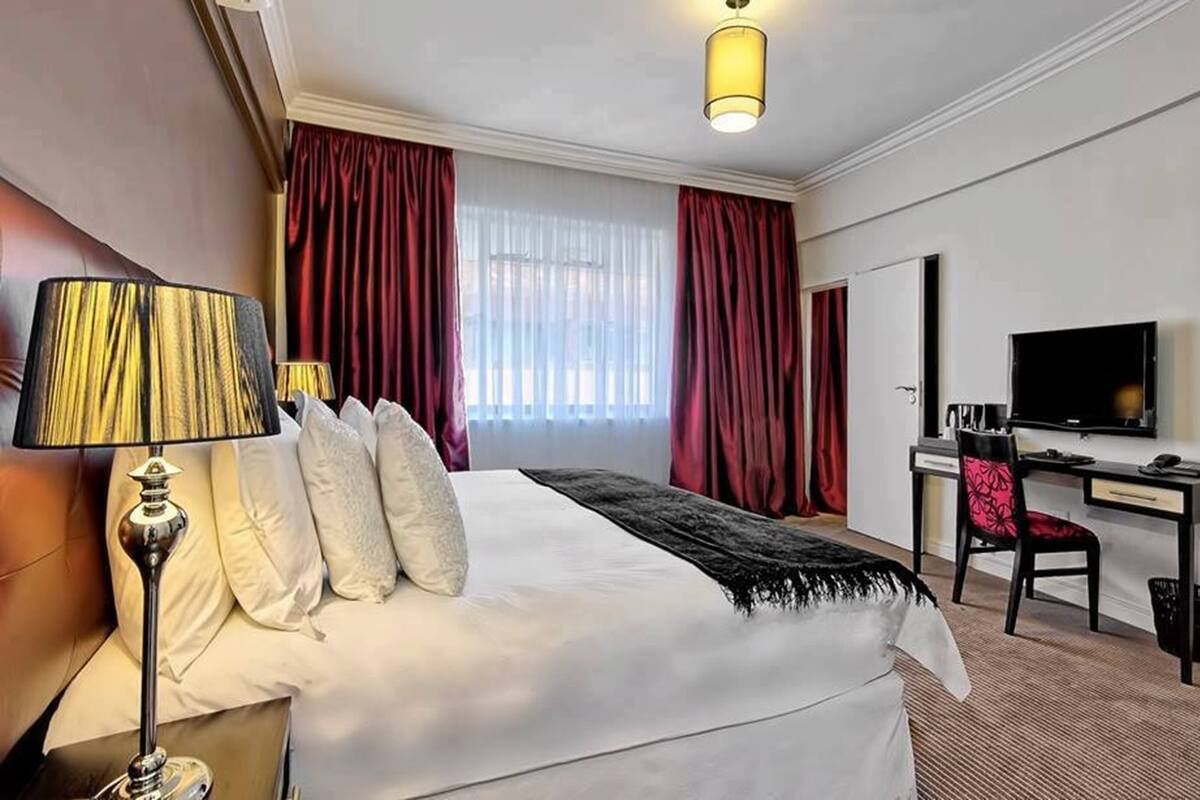 Suite Keluarga, 1 Tempat Tidur Queen | Brankas, meja kerja, setrika/meja setrika, dan Wi-Fi gratis