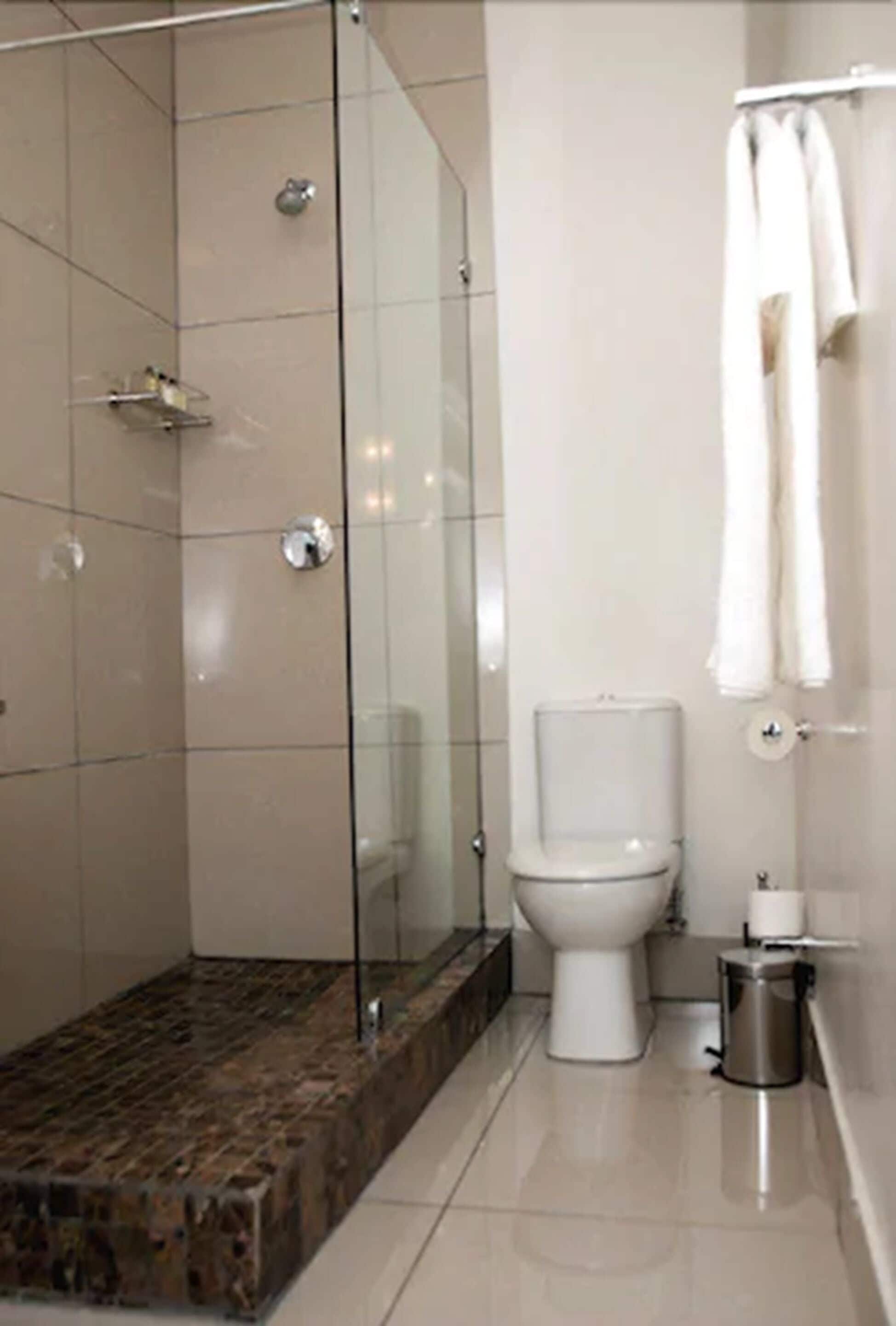 deluxe room | bathroom | free toiletries, towels