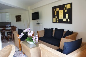 Deluxe Room | Living area | 32-inch LCD TV with satellite channels, TV, DVD player - Tropical Beach Resort Rayong (RAYONG)