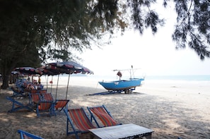 บนชายหาด