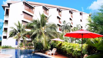 2 ulkouima-allasta, aurinkovarjoja, aurinkotuoleja