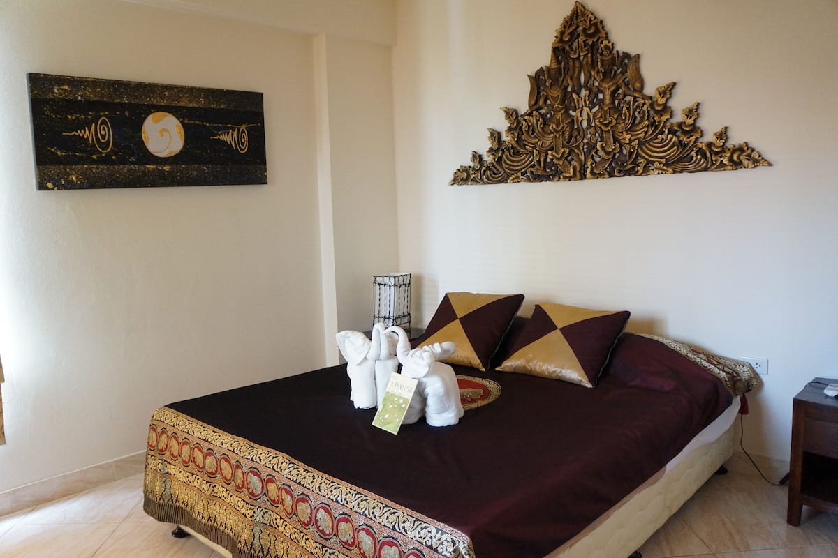 Deluxe Room | 1 bedroom, minibar, individually decorated, individually furnished