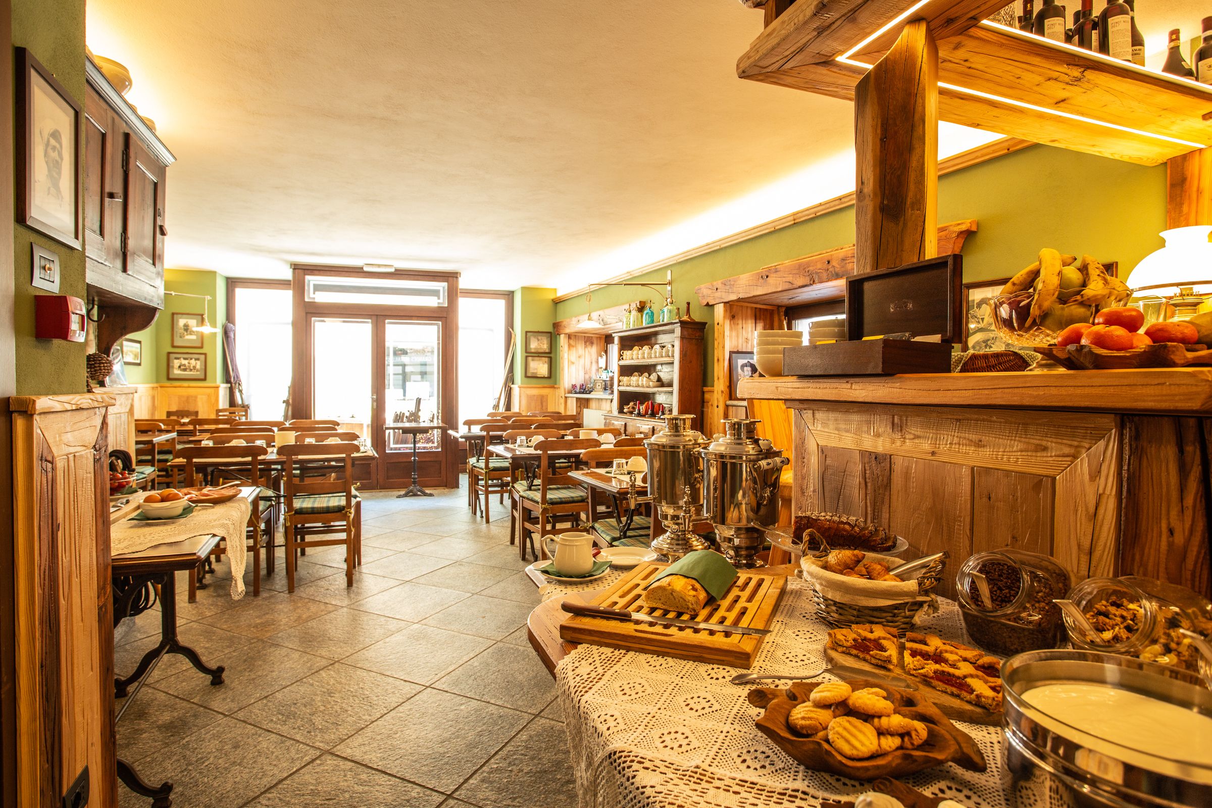 free daily breakfast