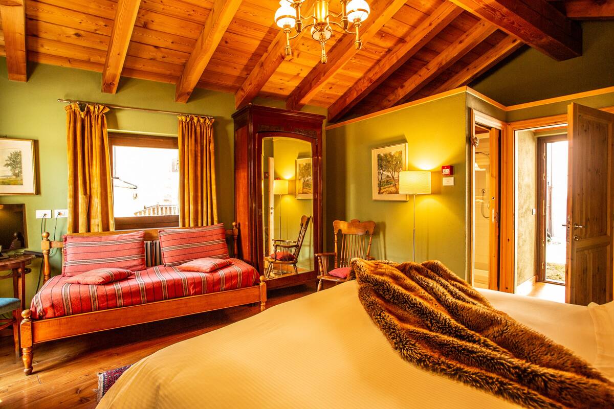 superior double room | desk, free wifi, bed sheets